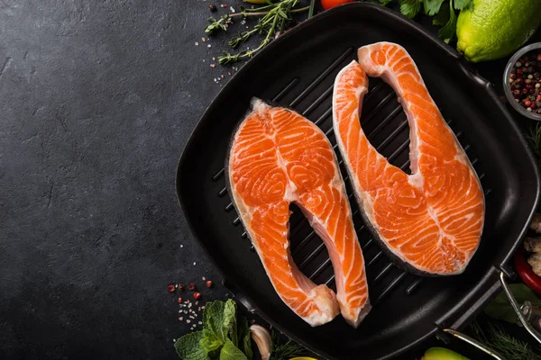 Fresh Raw Salmon Steaks Grill Pan Ready Cooking Top View — Stock Photo, Image