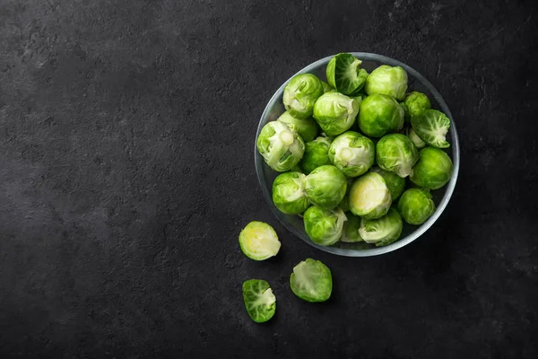 Germogli Bruxelles Freschi Crudi Ciotola Vetro Sfondo Scuro Vista Dall — Foto Stock