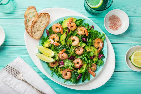 Taze Sağlıklı Avokado Karides Salatası Üst Görünüm — Stok fotoğraf