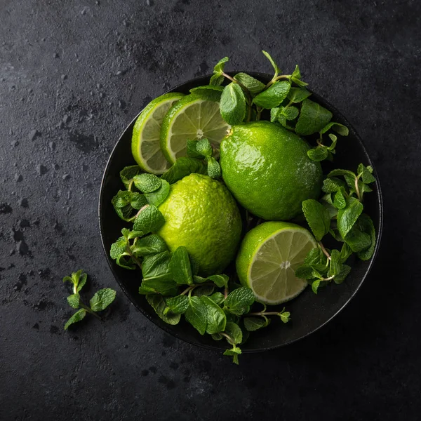 Frische Grüne Limette Und Minze Schwarzer Schale Auf Dunklem Betonhintergrund — Stockfoto