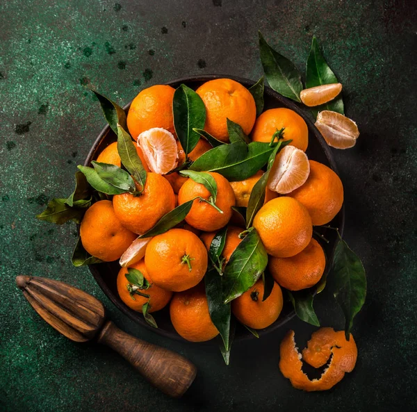 Frische Clementinen Mandarinen Mit Blättern Auf Dunkelgrünem Hintergrund Draufsicht Quadratisches — Stockfoto