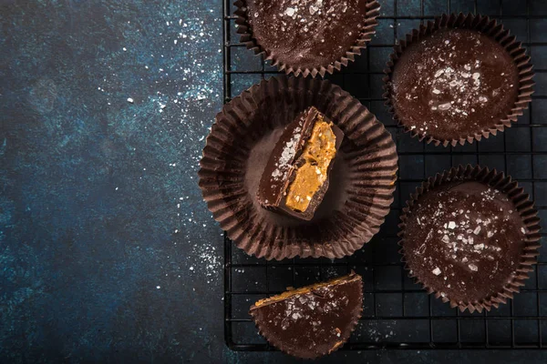 Chocolade Cups Met Gezouten Karamel Noten Bovenaanzicht — Stockfoto