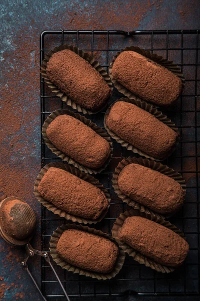 Trufas Pão Chocolate Fundo Azul Escuro Vista Superior — Fotografia de Stock