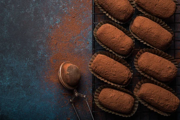 Шоколадные Трюфели Темно Синем Фоне Вид Сверху Пространство Копирования — стоковое фото