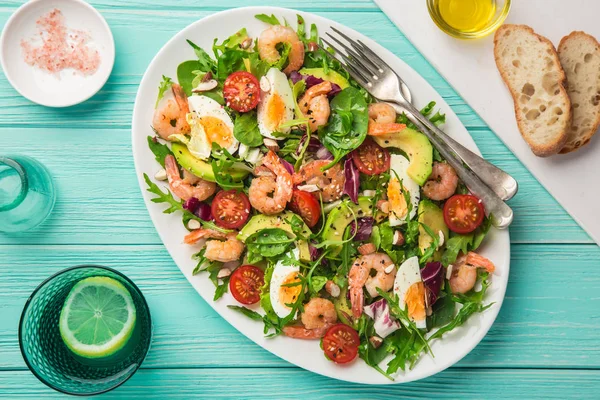 Avocado Pomodoro Uova Insalata Gamberetti Vista Dall Alto — Foto Stock