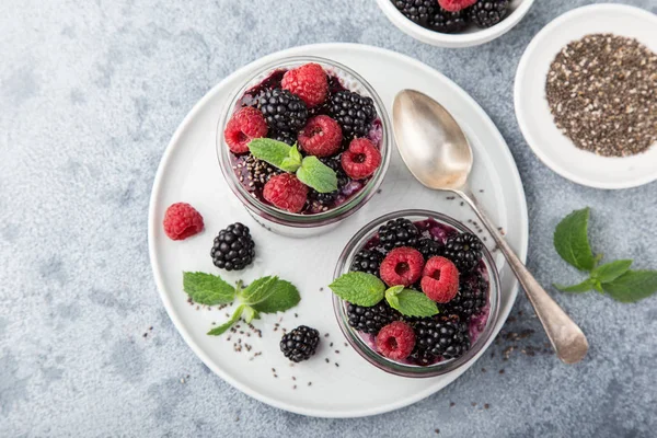 Chiasamen Pudding Mit Beerensauce Und Frischen Himbeeren Und Brombeeren Glas — Stockfoto