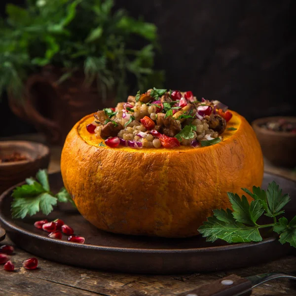 Calabaza Entera Rellena Cebada Verduras Servida Con Granada Perejil Fondo — Foto de Stock