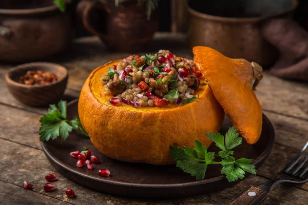 Ganzer Kürbis Gefüllt Mit Gerste Und Gemüse Serviert Mit Granatapfel — Stockfoto