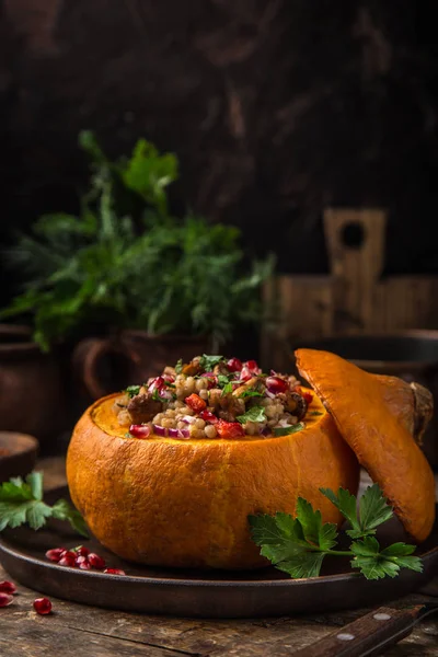 Calabaza Entera Rellena Cebada Verduras Servida Con Granada Perejil Fondo — Foto de Stock