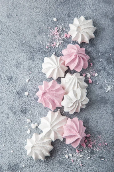 Meringues Blanches Roses Sur Fond Gris Vue Dessus — Photo