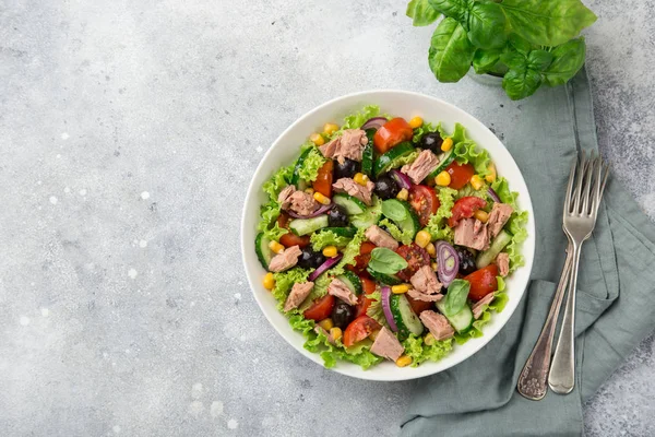 Tonfisk Sallad Vit Skål Ovanifrån Kopia Utrymme — Stockfoto