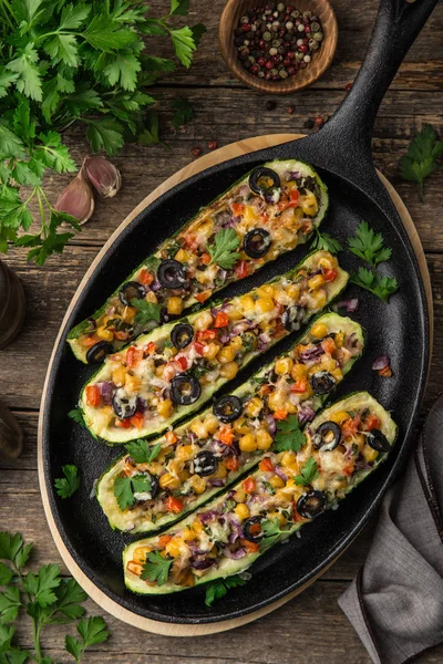 Botes Calabacín Rellenos Con Verduras Tomate Pimienta Maíz Cebolla Roja — Foto de Stock