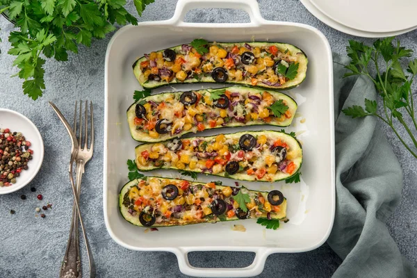 Botes Rellenos Calabacín Con Verduras Tomate Pimienta Maíz Cebolla Roja — Foto de Stock