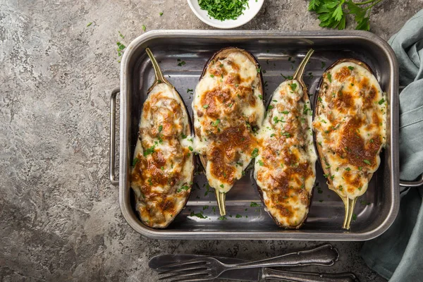 Berenjena Rellena Con Carne Verduras Queso Vista Superior — Foto de Stock