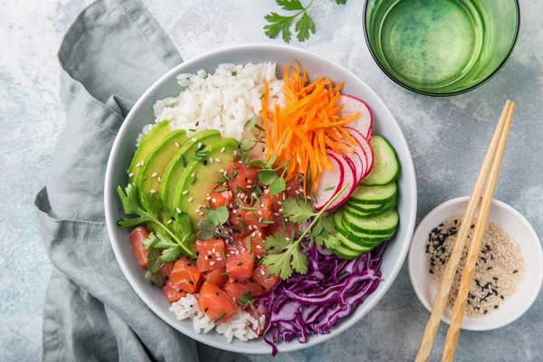 Boliche Salmão Abacate Salmão Cenoura Pepino Repolho Vermelho Rabanete Arroz — Fotografia de Stock