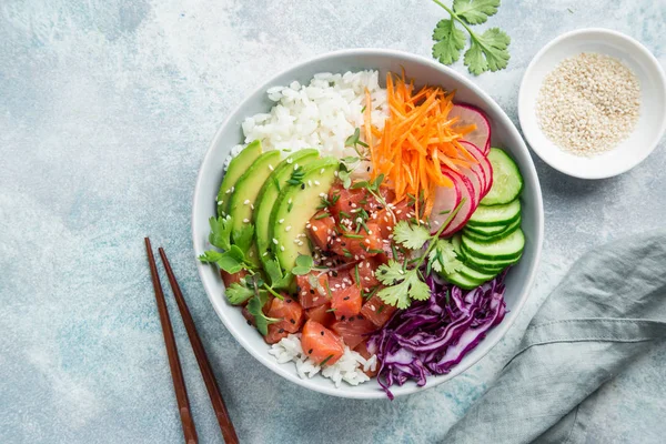 Tazón Para Picar Salmón Aguacate Salmón Zanahoria Pepino Col Roja — Foto de Stock