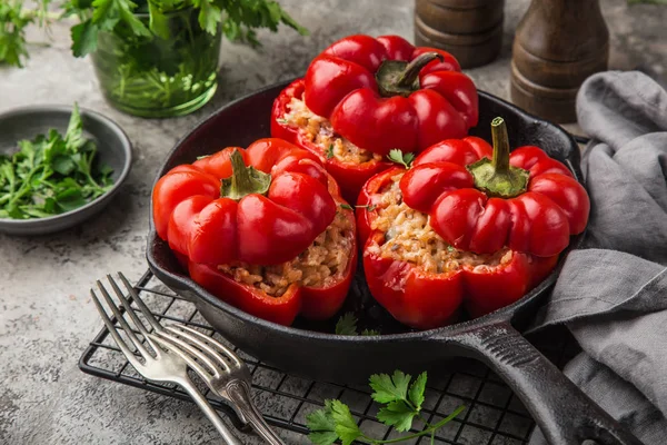 Red Bell Peppers Stuffed Meat Rice Vegetables Cast Iron Pan — Stock Photo, Image