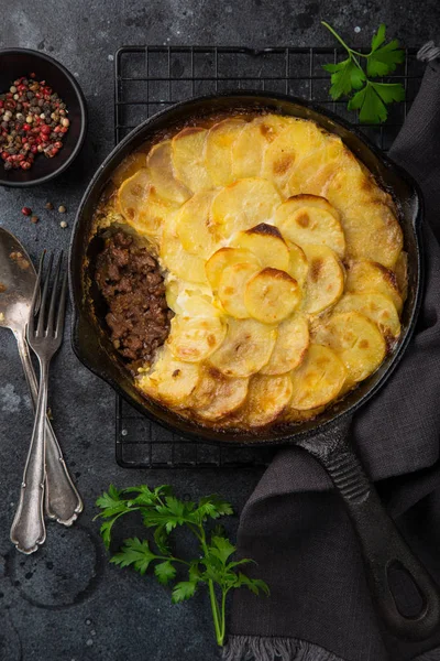 Gratinado Batata Com Carne Picada Panela Ferro Fundido Vista Superior — Fotografia de Stock