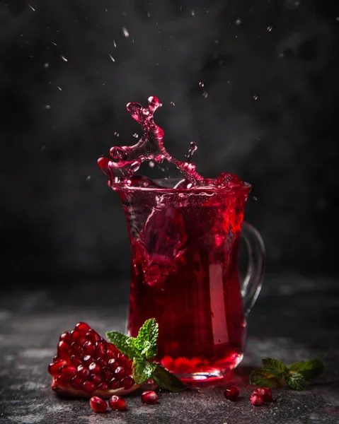 Granaatappel Drankje Glazen Beker Met Splash Donkere Achtergrond Selectieve Aandacht — Stockfoto