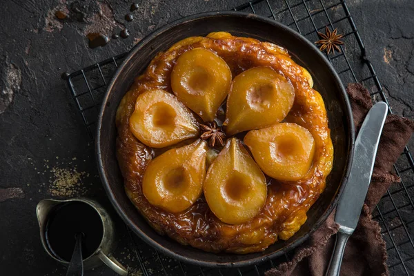 Tatuaj Tartă Pere Tort Pere Caramel Francez Fundal Întunecat Vedere — Fotografie, imagine de stoc