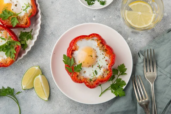 Pimientos Rojos Rellenos Huevos Vista Superior —  Fotos de Stock