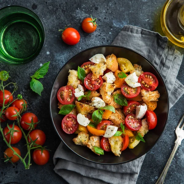 Panzanella Tomate Italiano Tradicional Mussarela Salada Pão Tigela Preta Vista — Fotografia de Stock