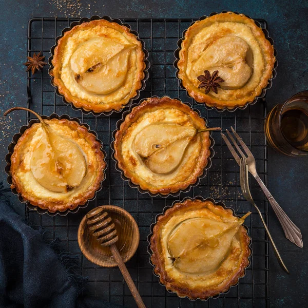 Armut Kremalı Tart Koyu Mavi Arka Plan Üstten Görünüm Kare — Stok fotoğraf