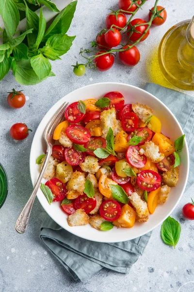 Panzanella Traditionele Italiaanse Tomaat Brood Salade Met Witte Kom Bovenaanzicht — Stockfoto