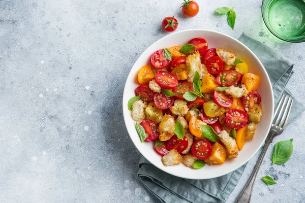 Panzanella Traditionell Italiensk Tomat Och Bröd Sallad Vit Skål Ovanifrån — Stockfoto