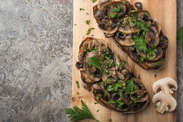 Mantar Sarımsak Tost Ahşap Kesme Tahtası Üstten Görünüm Tarih Alanı — Stok fotoğraf