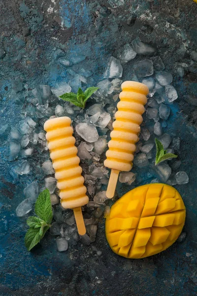 Popsicles Maison Mangue Fond Bleu Vue Sur Dessus — Photo