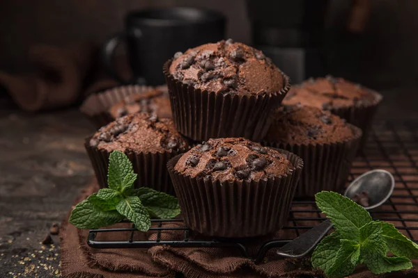 Deliciosos Muffins Chocolate Fundo Escuro Foco Seletivo — Fotografia de Stock