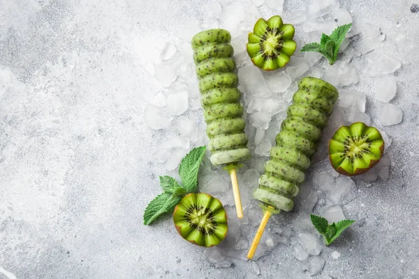 Zelfgemaakte Kiwi Ijslolly Bovenaanzicht Kopiëren Ruimte — Stockfoto