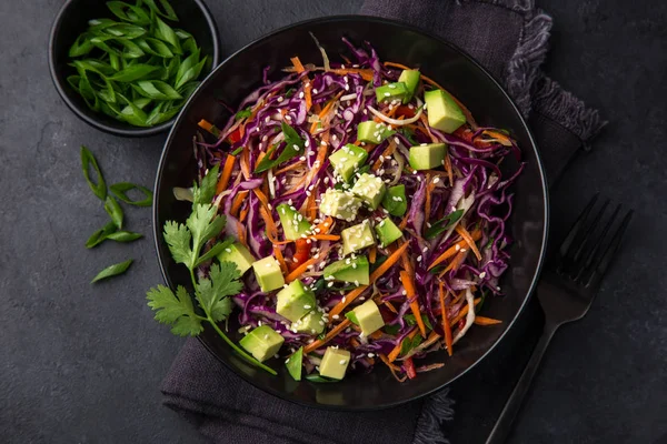 Sano Arcobaleno Cole Lento Cavolo Rosso Avocado Insalata Carote Peperoni — Foto Stock