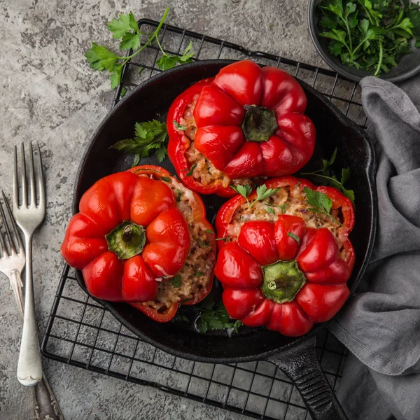 Rode Paprika Gevuld Met Vlees Rijst Groenten Gietijzeren Pan Bovenaanzicht — Stockfoto