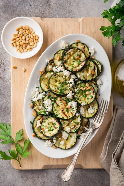 Gegrillte Zucchini Mit Feta Käse Und Pinienkernen Von Oben — Stockfoto