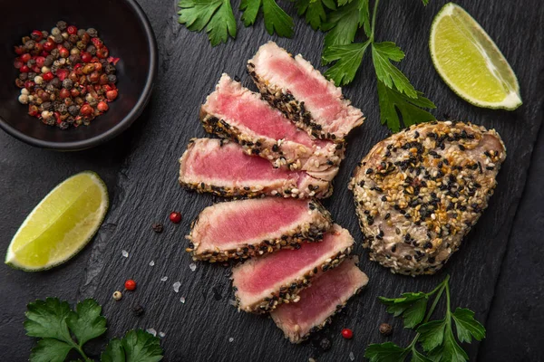 Steak Tuňáka Grilovaný Teriyaki Černém Pozadí Pohled Shora — Stock fotografie