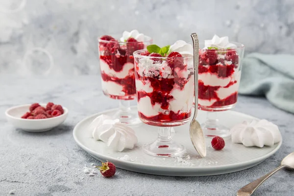 Eton Mess Traditionella Engelska Dessert Maränger Vispad Grädde Bärsås Och — Stockfoto