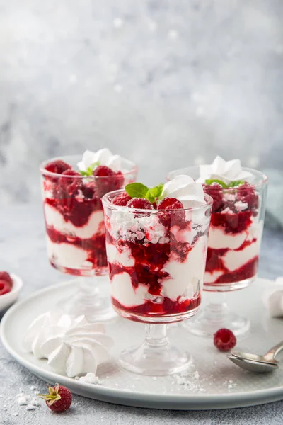 Eton Mess Traditional English Dessert Meringues Whipped Cream Berry Sauce — Stock Photo, Image