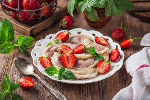 Knödel Mit Erdbeere Vareniki Pierogi Rustikaler Hintergrund Selektiver Fokus — Stockfoto