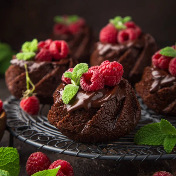 Köstliche Schokoladenmuffins Mit Schokoladenbelag Und Frischen Himbeeren Auf Dunklem Hintergrund — Stockfoto