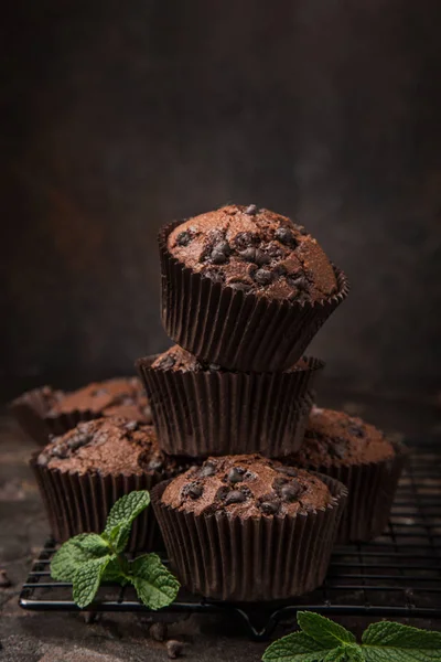 Lahodné Čokoládové Muffiny Tmavém Pozadí Selektivní Ostření — Stock fotografie