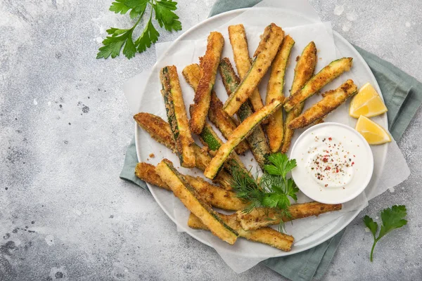 Krokante Courgette Friet Met Knoflook Yoghurt Saus Bovenaanzicht Kopie Ruimte — Stockfoto