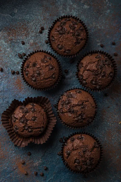 Čokoládové Muffiny Tmavě Modrém Pozadí Pohled Shora — Stock fotografie