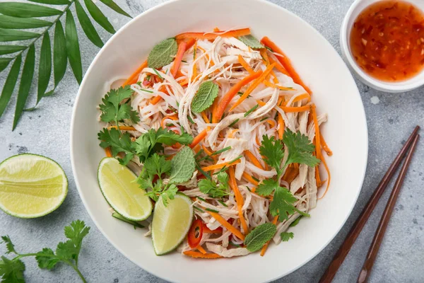 Tavuk Pirinç Noodle Görüntülemek Havuç Salatası Tatlı Biber Sosu Iyi — Stok fotoğraf