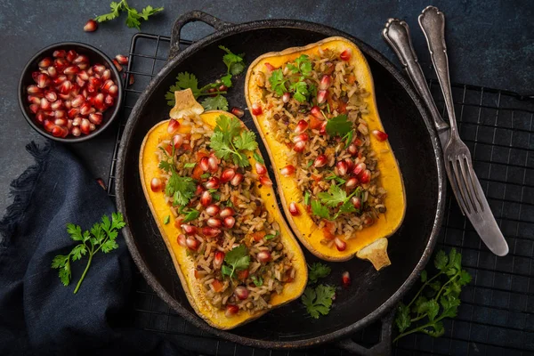 Calabaza Mantequilla Rellena Arroz Integral Verduras Servida Con Granada Cilantro — Foto de Stock