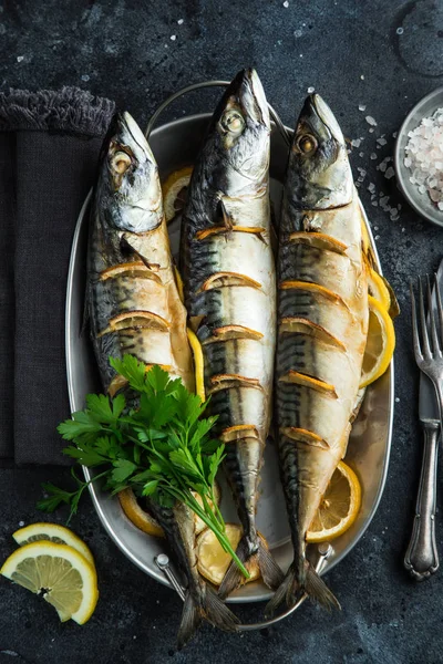 Mackerel Panggang Dengan Lemon Dan Herbal Latar Belakang Gelap Tampilan — Stok Foto