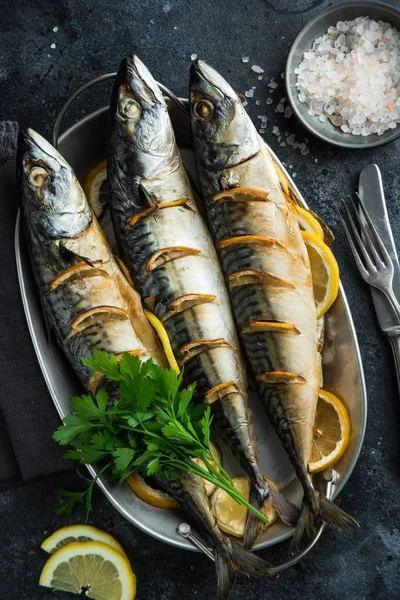 Mackerel Panggang Dengan Lemon Dan Herbal Latar Belakang Gelap Tampilan — Stok Foto