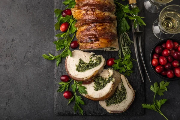 Pechuga Pavo Envuelta Tocino Rellena Con Espinacas Queso Fondo Oscuro —  Fotos de Stock