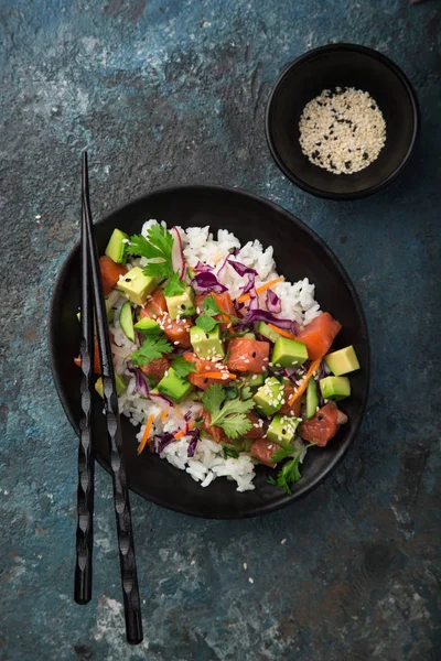 Aguacate Salmón Poke Bowl Fondo Oscuro Vista Superior —  Fotos de Stock